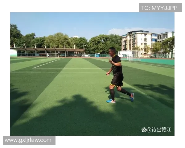 足球巨星化身裁判全新挑战 赛场上的风云再起